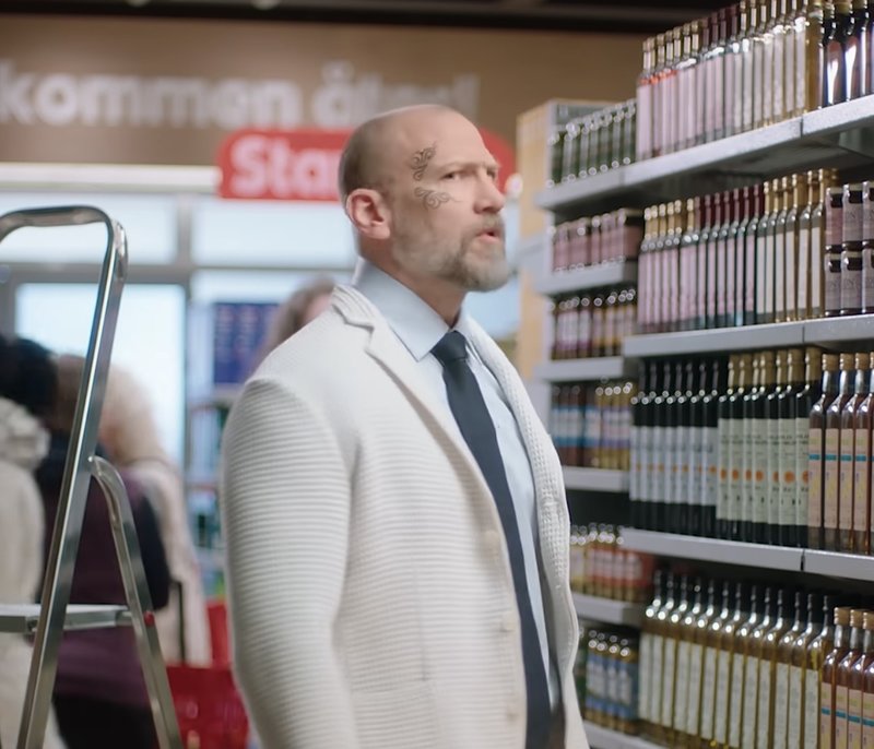 Ica-Stig med ansiktstatuering? Skärmavbild: youtube.com/ica